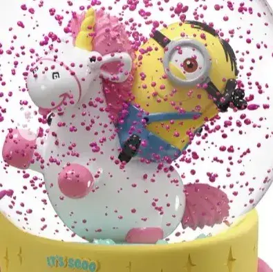 Figurine minions snowglobe